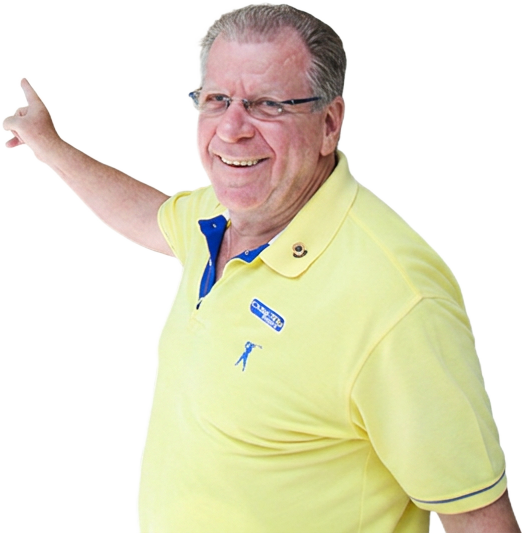 Consultor da Clube Turismo Bauru apontando para o Instagram